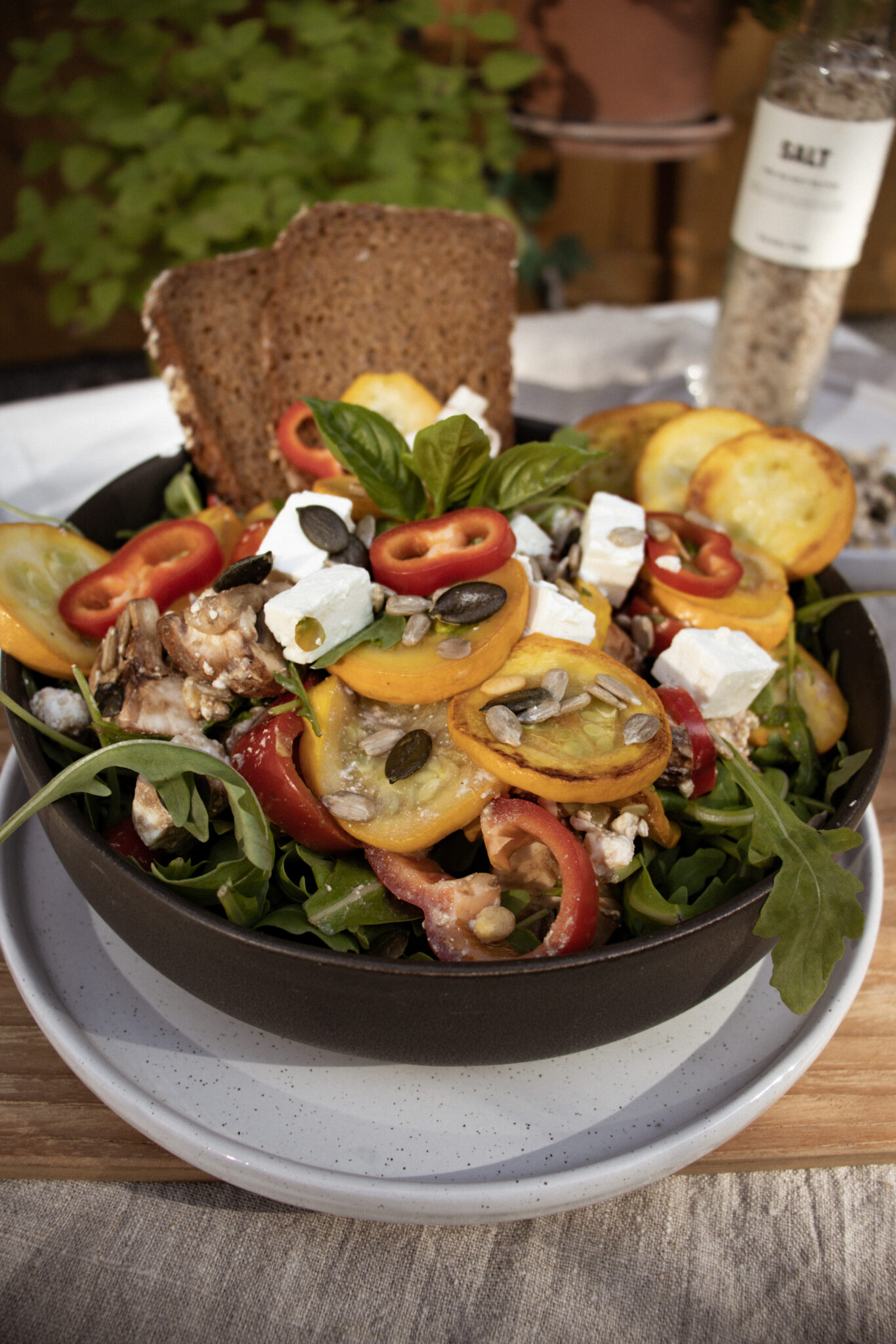 Gelber Zucchini Salat mit Tomaten-Humus-Dip – Be a Hyggespreder