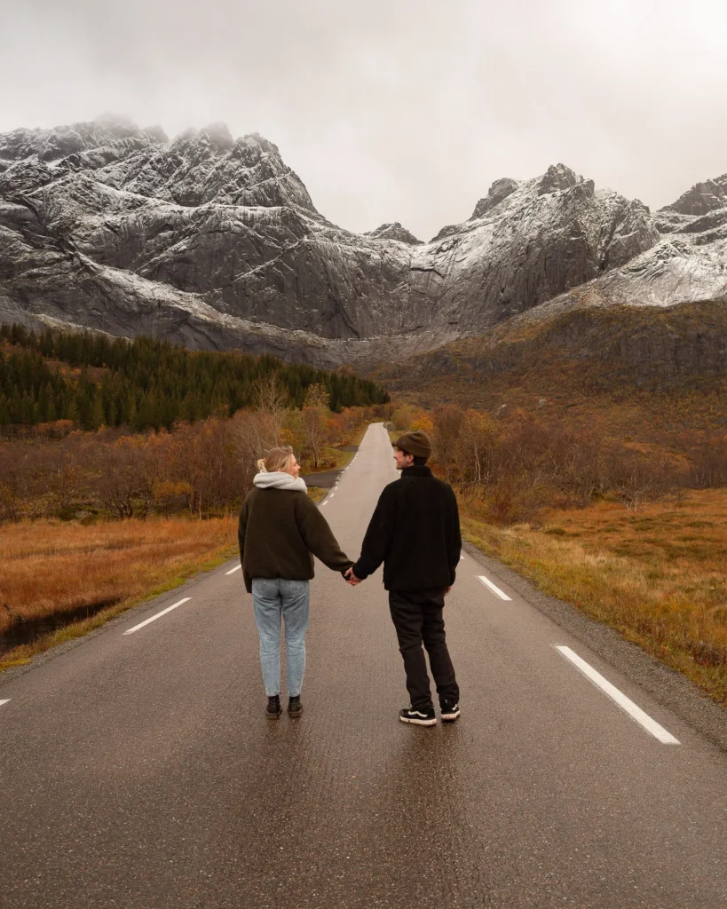 Vanessa und ihr Partner vor einer Norwegen Kulisse mit Bergen