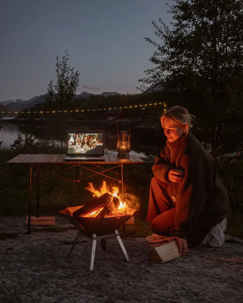 Vanessa von Be a Hyggespreder vor einem gemütlichen Lagerfeuer